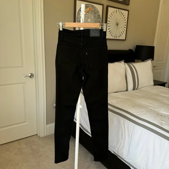 Levi’s 721 High Rise Skinny in Black - Picture 8 of 11